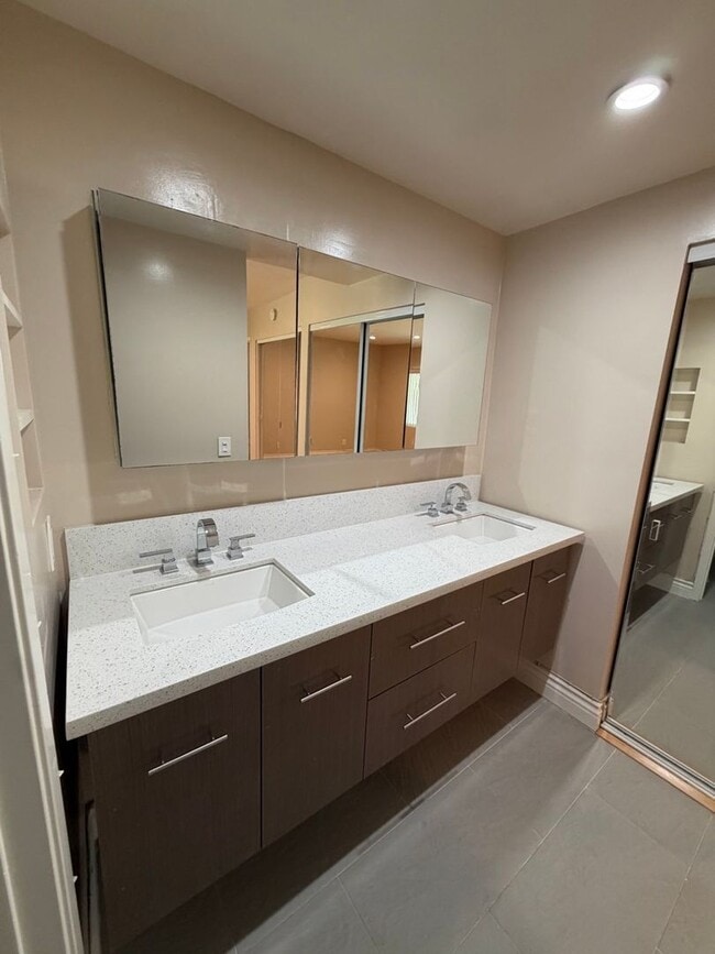 Building Photo - Beautiful 3 Bedroom Home in Avocado Heights