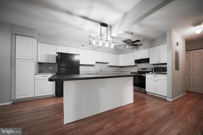 Building Photo - 10106 Campus Way S