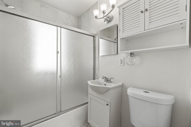 Building Photo - 510 E Nelson Ave