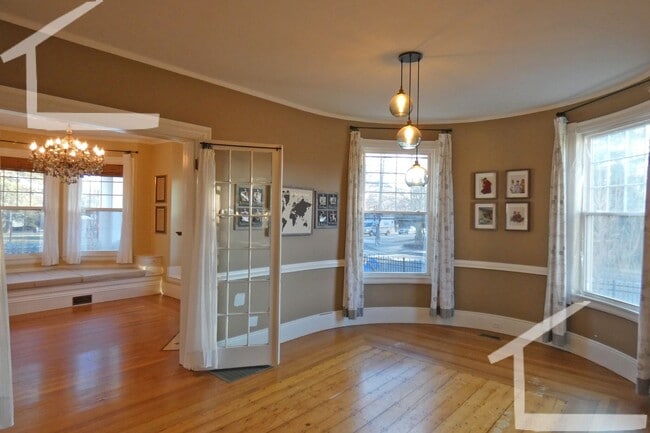 Building Photo - Lovely, De-leaded 3-bed, 2-bath Newton Apartment