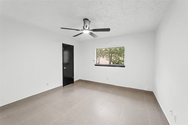 Building Photo - 2610 Hollymist Dr