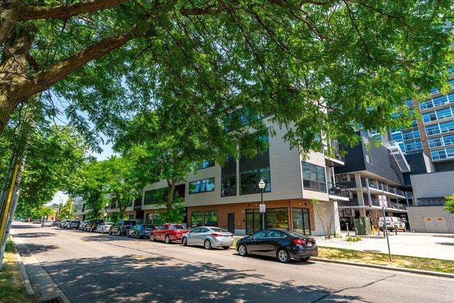 Building Photo - 825 E Mifflin St
