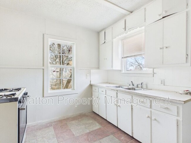 Building Photo - 2216 S Polk St