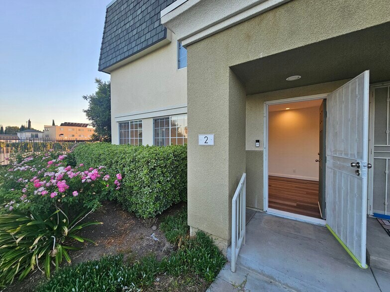 Building Photo - 6501 Vanalden Ave