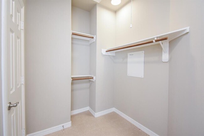 Building Photo - 8004 Stoneyway Dr