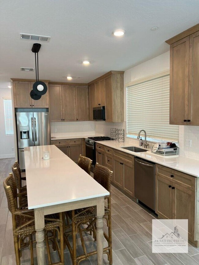 Building Photo - 2710 E Tamarind Dr