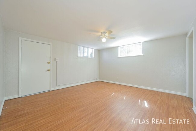 Building Photo - Charming 2bd unit in Fourplex, near Edgewater