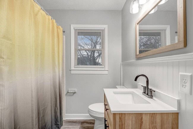 Building Photo - MOVE-IN READY! 3 BR, 1 BA Brick Ranch *EXCELLENT Wayne Mem. Drive Location!*