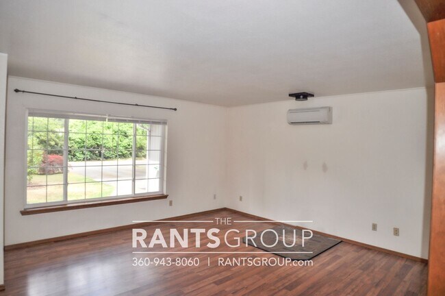 Building Photo - Beautiful Home in Tumwater on 1/2 acre!