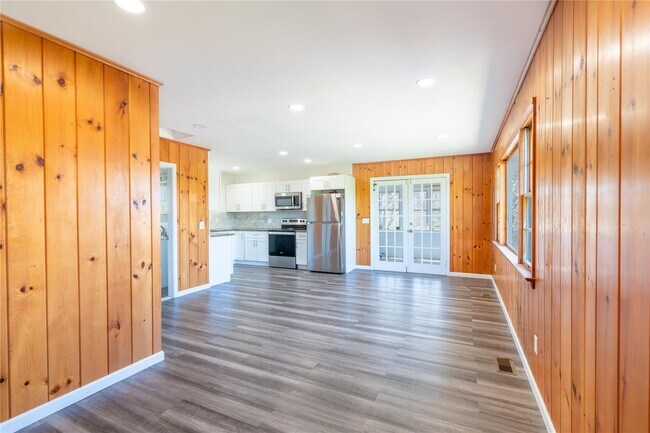 Building Photo - 315 Lake Dr