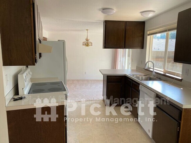 Building Photo - 2870 SE Colusa Ave