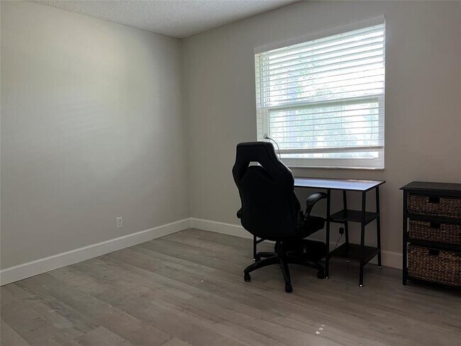 Building Photo - 2220 N Cypress Bend Dr