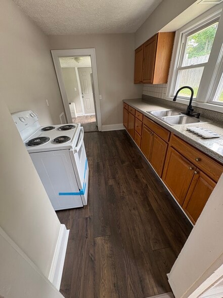 Kitchen - 117 Clyde St
