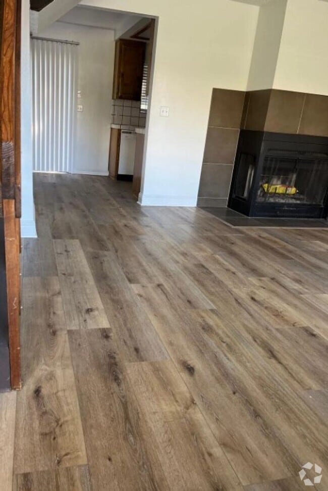 Building Photo - Charming 2-Bed, 2.5-Bath Townhouse in Arro...