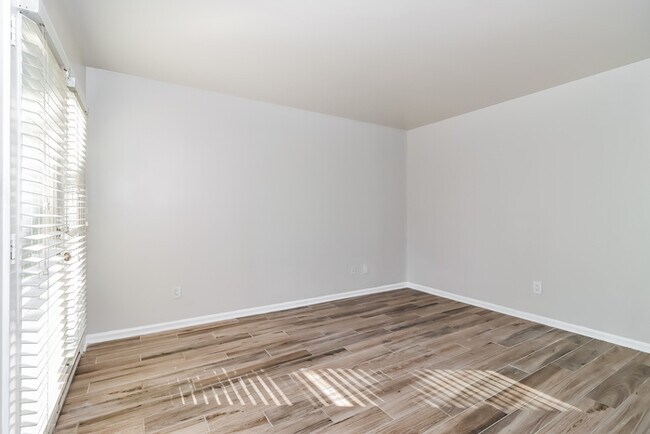 Building Photo - Elegant Townhome