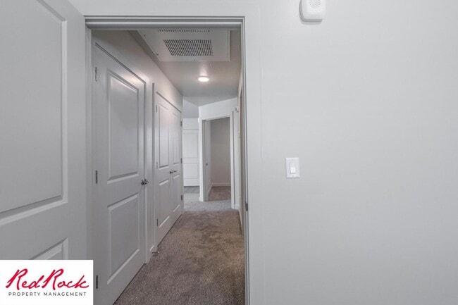 Building Photo - Charming 2 Bedroom End Unit Condo - Pet Friendly!