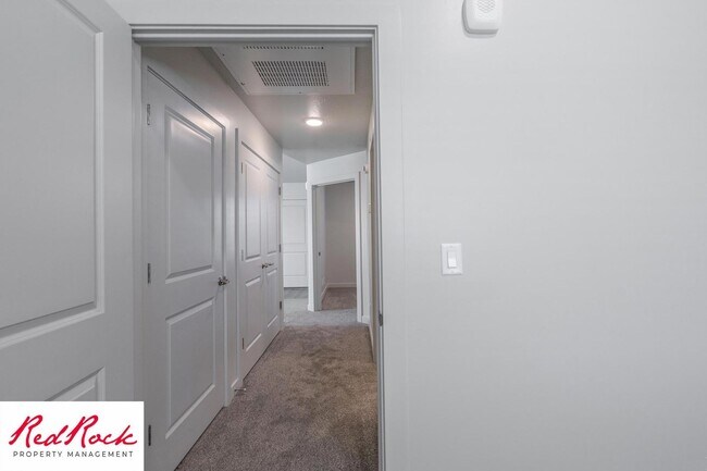 Building Photo - Inviting 2 Bedroom End Unit Condo - Pet Friendly!