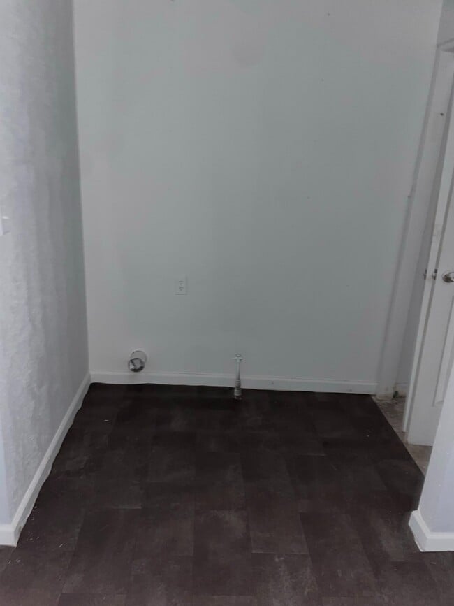 Building Photo - 1713 W Oak St