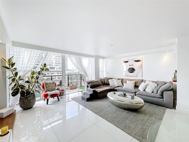 Building Photo - 600 NE 36th St