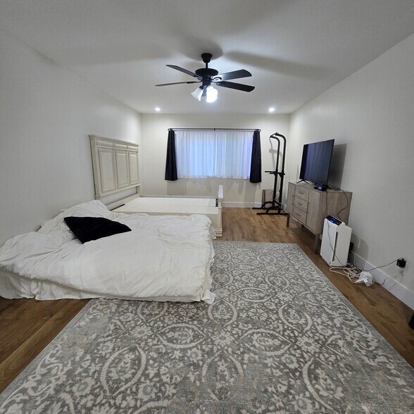 Building Photo - 916 S Sherbourne Dr