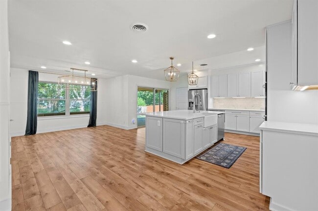 Building Photo - 5512 Delwood Dr