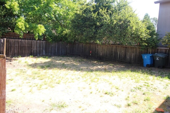 Building Photo - 4441 Yukon Dr