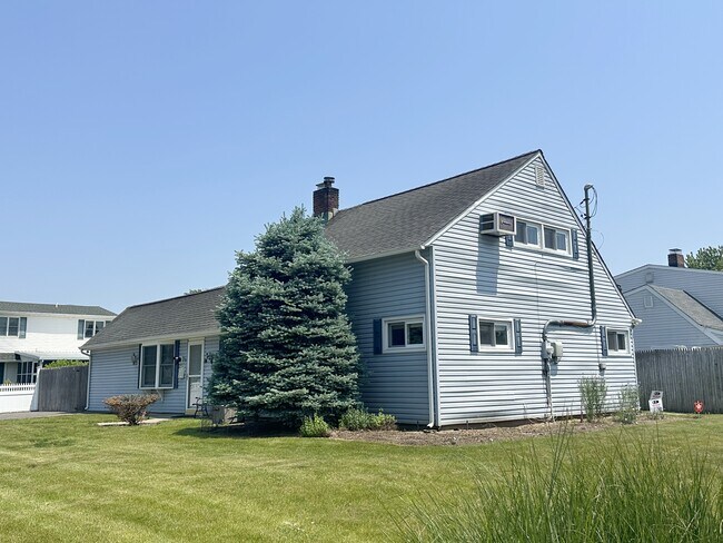 Building Photo - 68 Land Ln