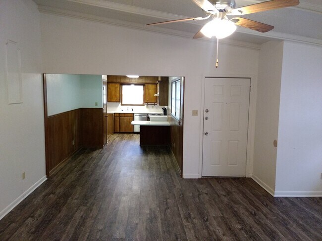 Building Photo - Updated and clean in quiet neighborhood.