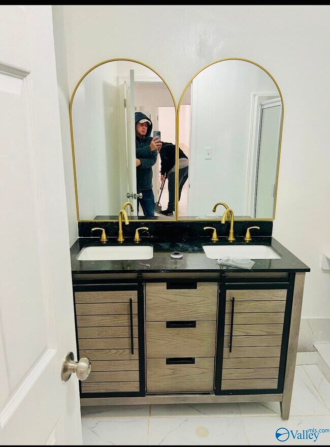 Building Photo - 3605 6th Ave SW