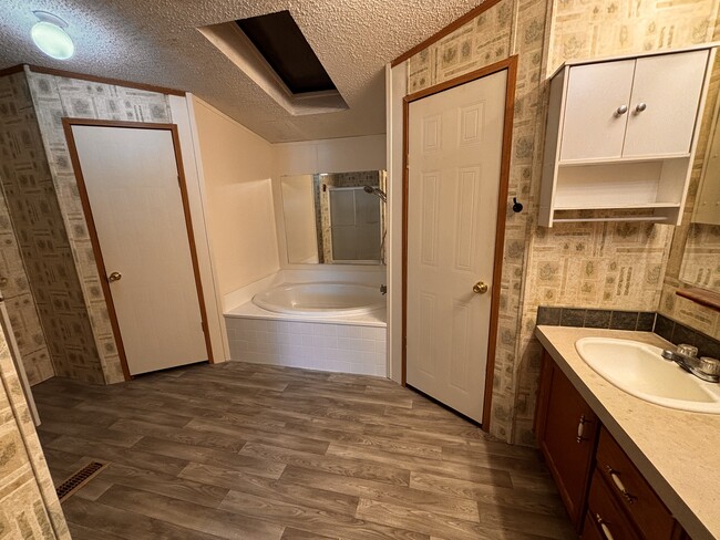 Building Photo - 136 Brown Farms Dr