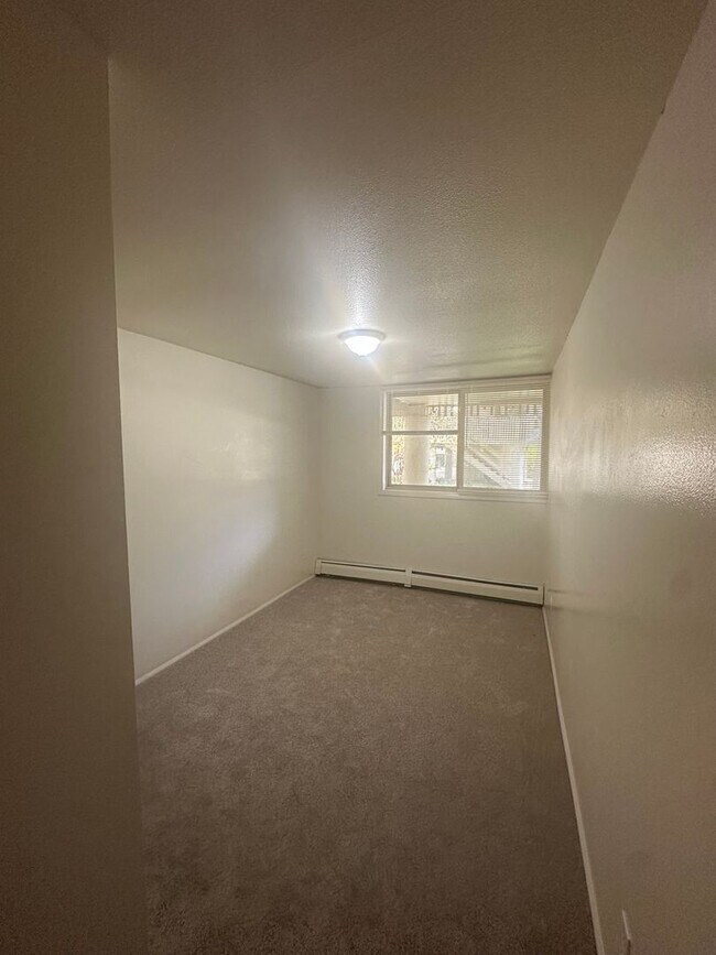 Building Photo - 2 Bedroom !!!