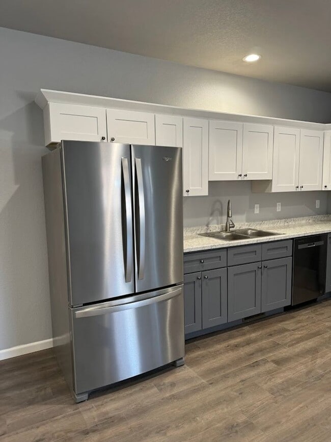 Building Photo - 324-326 W Coral Dr