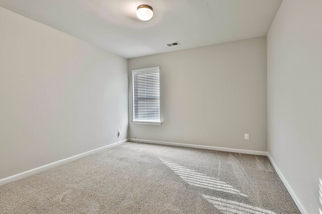 Building Photo - McDonough Home Spacious and Close to Everything!