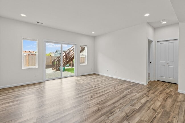 Building Photo - Immediately available 4-bedroom 3.5 bath