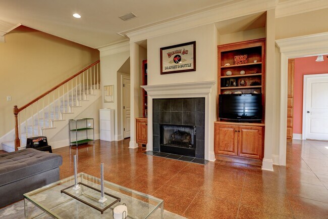 Building Photo - FULLY FURNISHED-  AVAILABLE NOW! 3 Bedroom / 3 Bath Fully- Furnished Brick home