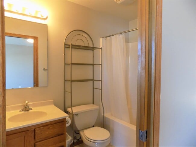 Building Photo - Large 3bedroom/2.5 bath Iowa City Townhouse