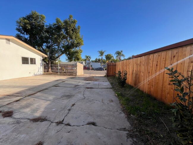 Building Photo - Fully Renovated Home with Large Extra Livingroom and Large Backyard