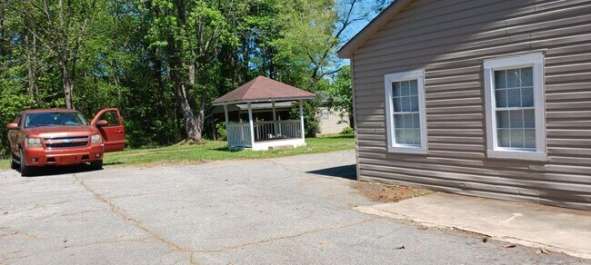 Building Photo - 25 E Belvue Rd