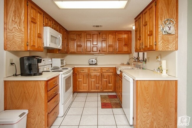 Building Photo - COMING SOON! Charming 1 Bed/1 Bath Duplex!!!
