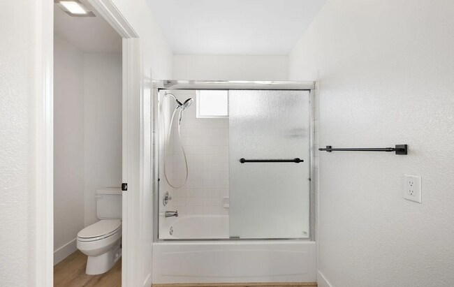 Building Photo - 3 Bed/2.5 Bath House w/ Yard Close to UNR