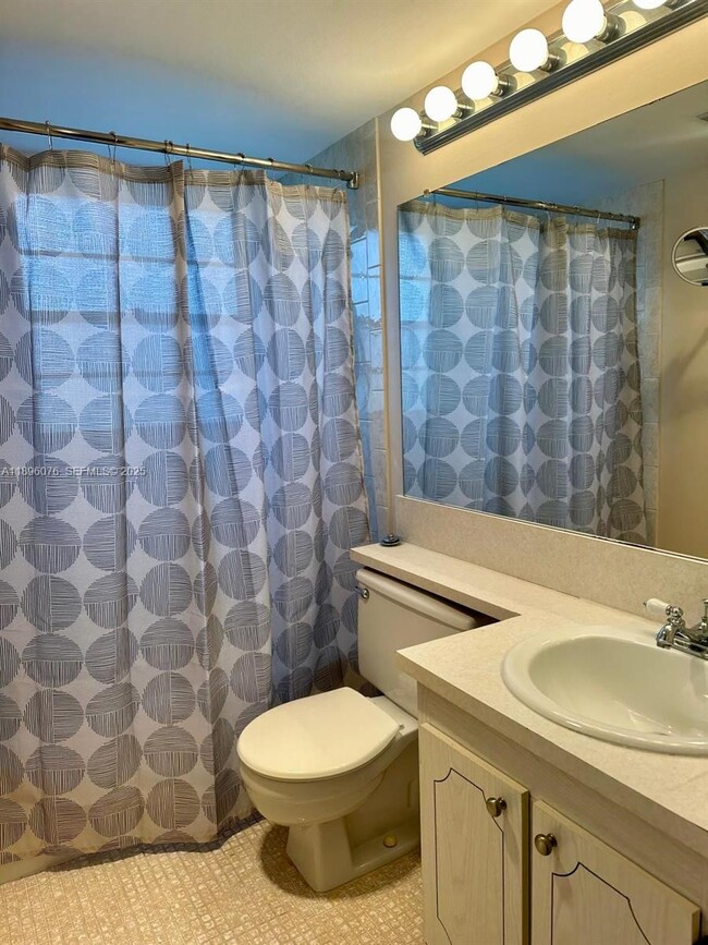 Building Photo - 402 Fanshaw J