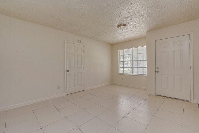 Building Photo - $1,450  3 Bedr/ 1 bath Beautiful Home in D...