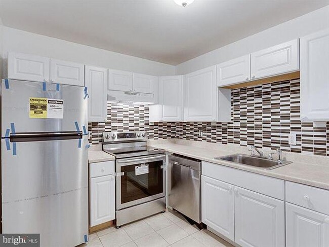 Building Photo - 2621 Glengyle Dr