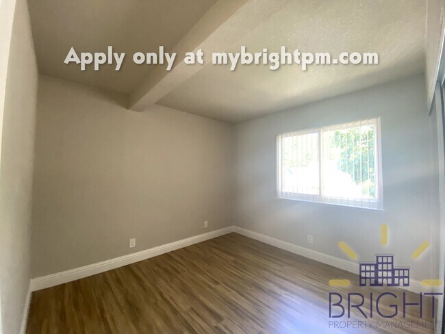 Building Photo - Recently Renovated 2 Bedroom 1 Bath, Two-Level Apartment-Great Midtown location!