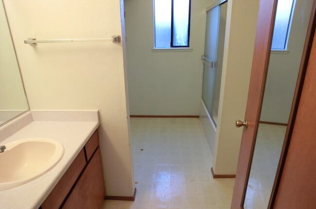Building Photo - Downstairs Apartment Near Food and Shopping