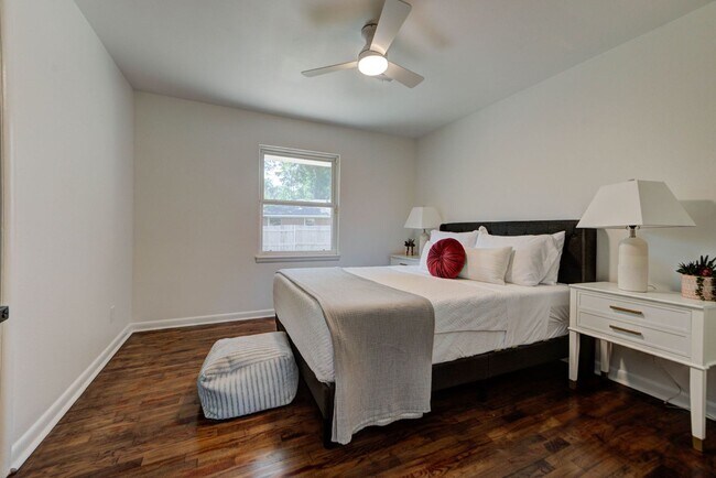 Building Photo - Fully Renovated 4 Bed, 2 Bath Just Minutes from Campus