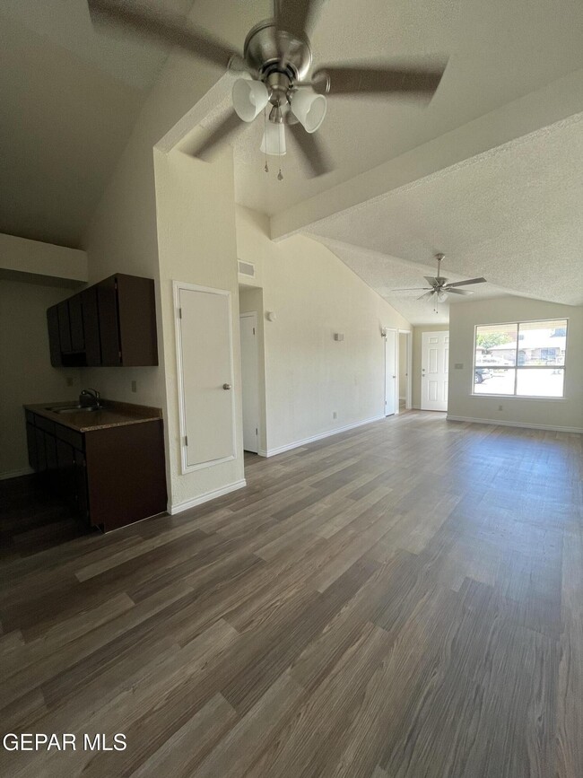 Building Photo - 851 Montera Rd