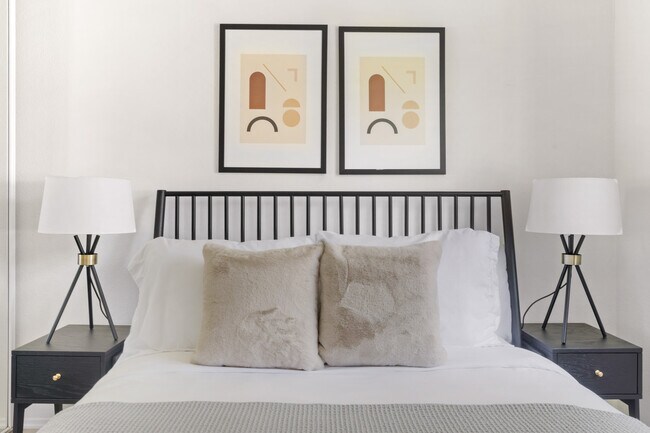 Building Photo - 1600 Villa St