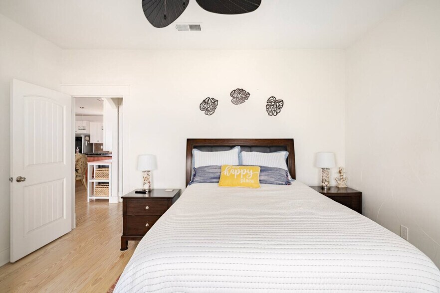 Building Photo - 986 Dolly St