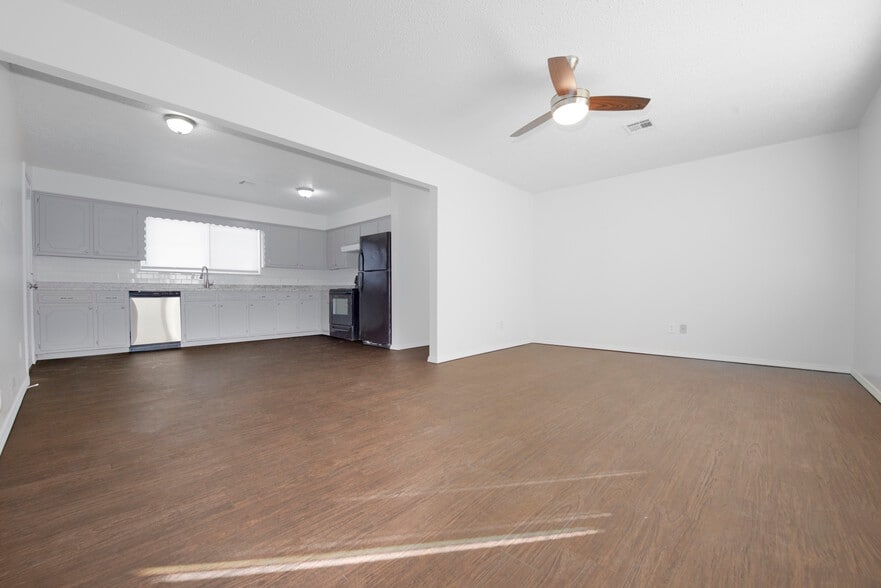 Building Photo - 1404 N Nail Pky